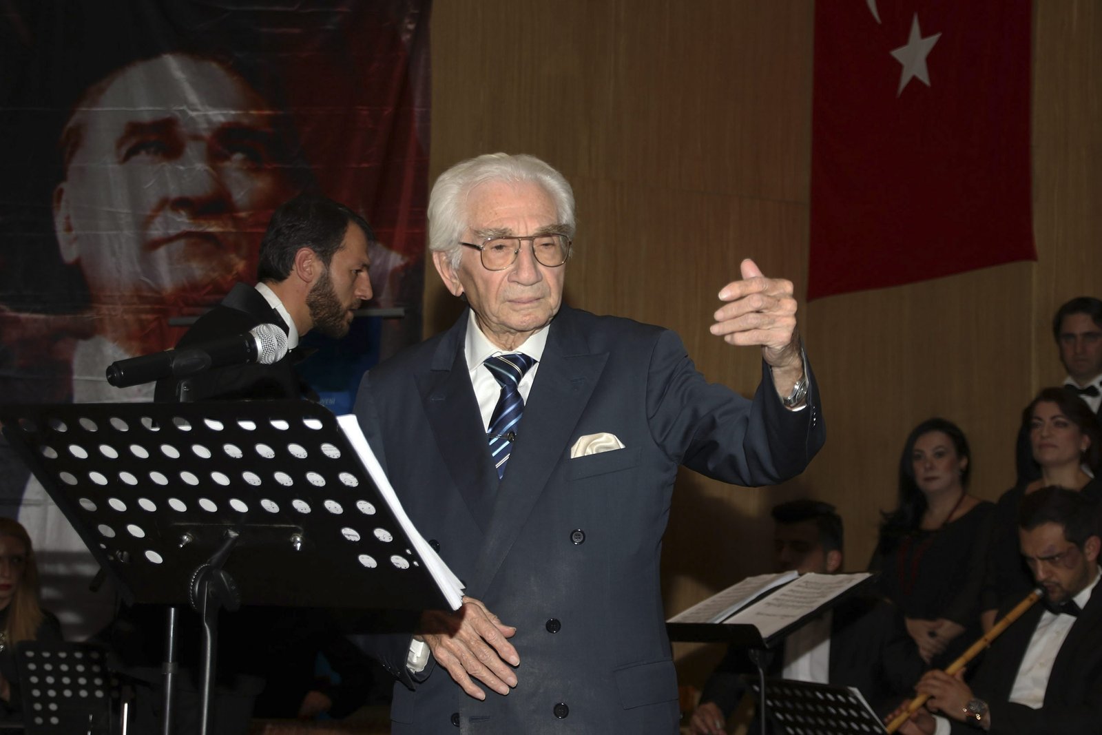 Alâeddin Yavaşca Fotoğrafı - 1