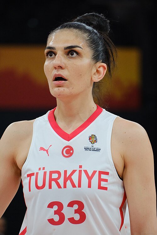Esra Ural Topuz Fotoğrafı - 1