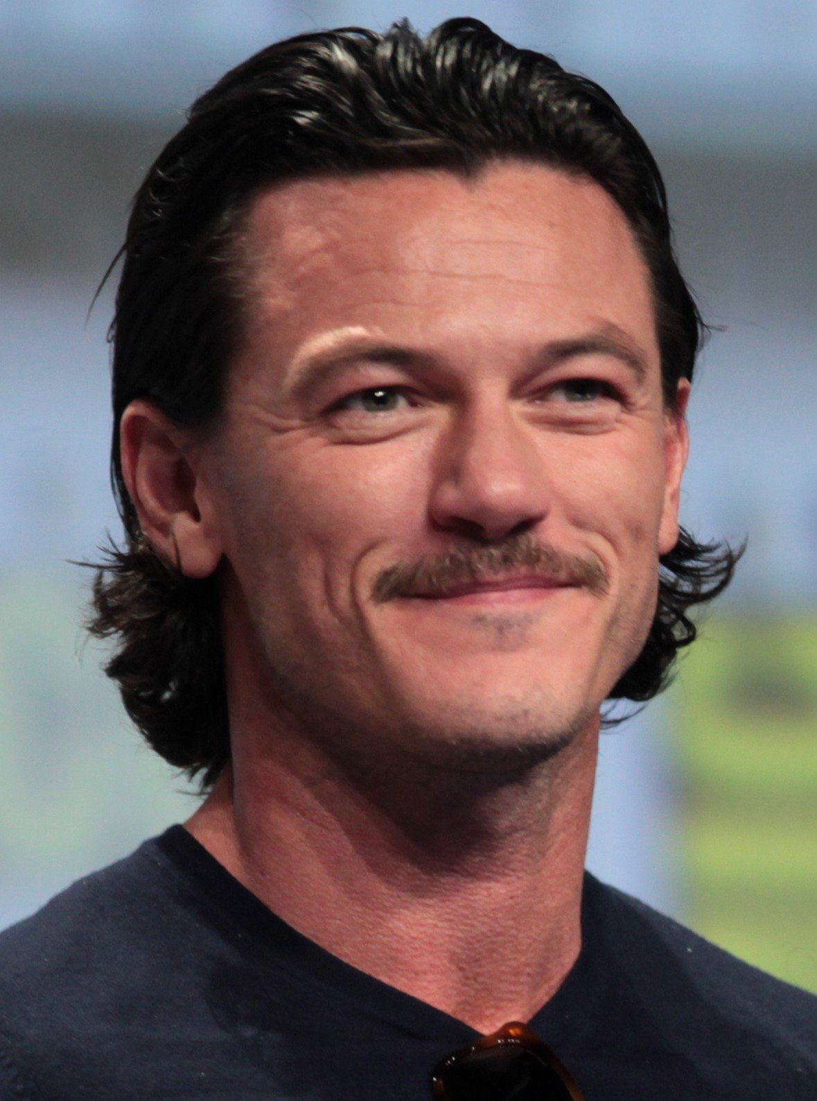 Luke Evans Profil Resmi